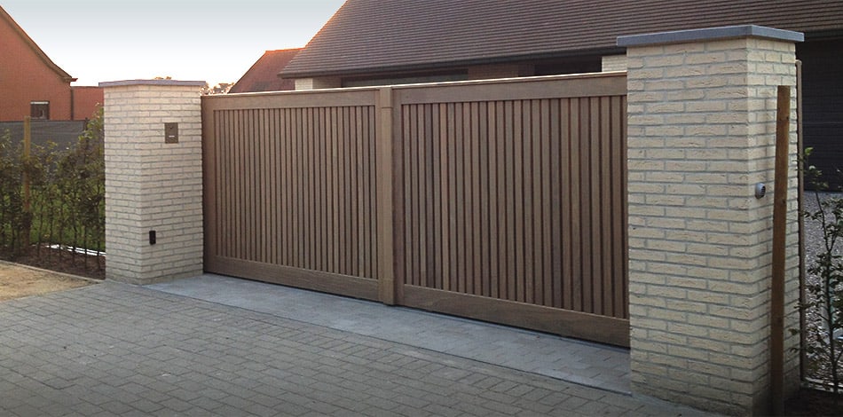 Moderne houten tuinpoort