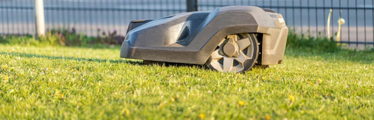 Zorgeloos maaien in een kleine tuin zonder schade toe te brengen aan je tuinafsluiting